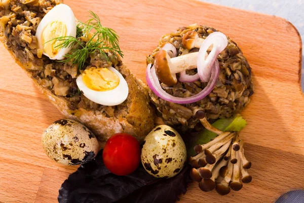 Bild Von Shiitake Pilzpastete Austernpilze Und Honigagarics Mit Zwiebeln Wachtelei — Stockfoto