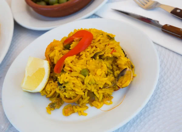 Παραδοσιακά Valencian Paella Mariscos Σερβίρεται Λευκό Πιάτο Φέτα Λεμονιού — Φωτογραφία Αρχείου