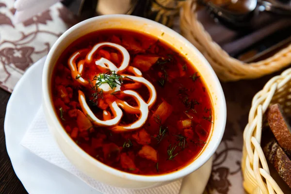 ロシアの伝統的な肉汁物のソリャンカには 肉やソーセージ 野菜が並んでいます 高品質の写真 — ストック写真