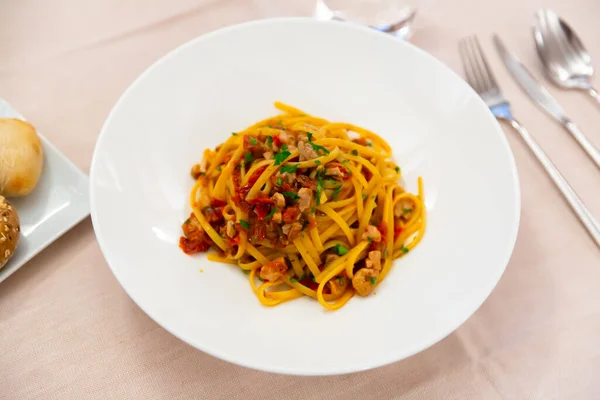 Taze Ton Balıklı Linguini Kurutulmuş Domates Pesto — Stok fotoğraf