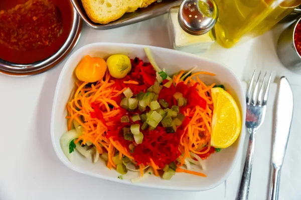 Saisonsalat Mit Karotten Gurken Paprika Tomaten Und Gehackten Zwiebeln — Stockfoto
