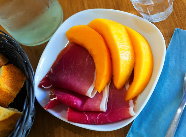 Świeży Melon Cienkimi Plastrami Jamonu Tradycyjne Francuskie Danie — Zdjęcie stockowe