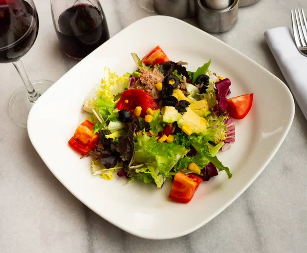 Ton Balıklı Lezzetli Salata Kavrulmuş Biber Taze Sebze Yeşil Salata — Stok fotoğraf