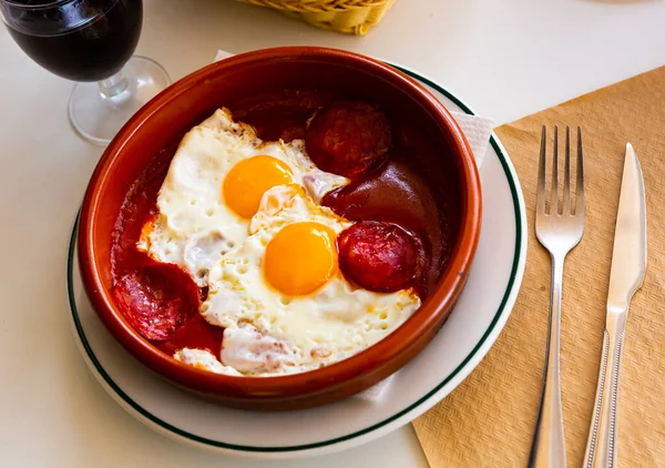 Popular Dish Spanish Cuisine Fried Eggs Chorizo Sausages Tomato Paste — Stock Photo, Image