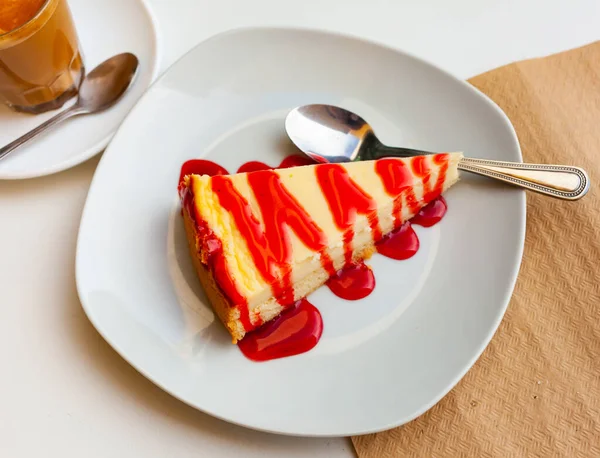 Fetta Cheesecake Con Salsa Ribes Piatto Bianco Servita Con Una — Foto Stock