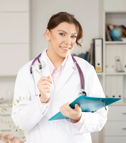 Positive Ärztin Steht Ihrem Büro Hält Papiermappe Der Hand Und — Stockfoto