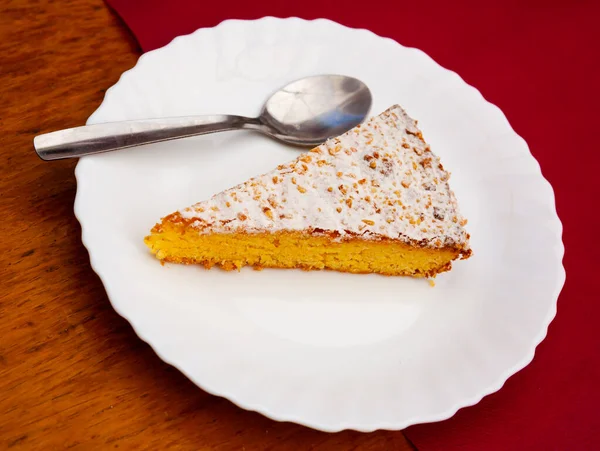 Kawałek Ciasta Migdałowego Białym Talerzu Tradycyjne Hiszpańskie Ciasto Tarta Santiago — Zdjęcie stockowe