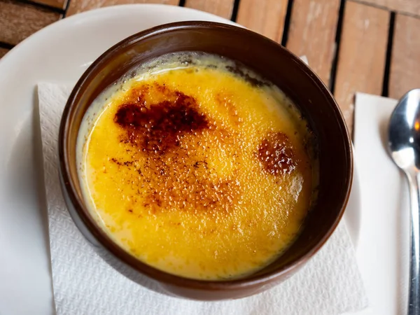 Leckeres Traditionelles Spanisches Dessert Crema Catalana Serviert Mit Löffel Tonschüssel — Stockfoto