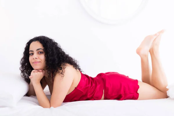 Aantrekkelijke Jonge Vrouw Met Lang Haar Erotisch Liggend Bed — Stockfoto
