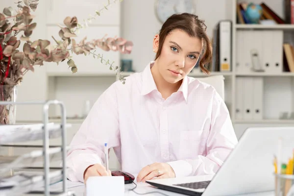 Woman Accountant Sitting Her Working Table Office Looking Camera — 图库照片