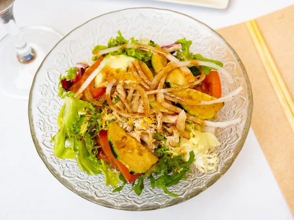 Japanse Salade Met Tomaten Komkommers Uien — Stockfoto