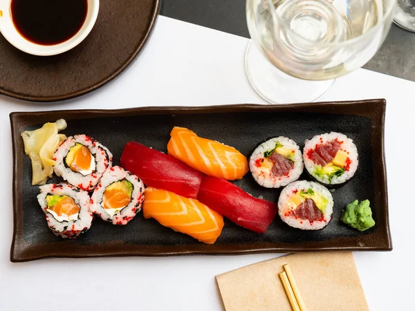 Popular Plato Japonés Llamado Combo Sushi Que Incluye Sushi Rollos —  Fotos de Stock