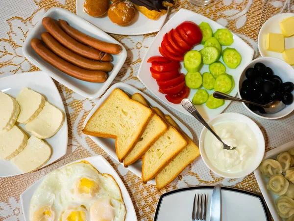 人のいないホテルのテーブルの上で豊かでおいしいグルジアの朝食 — ストック写真