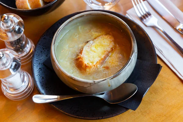 Bir Kase Lezzetli Soğan Çorbası Ahşap Masada Kızarmış Ekmek Fransız — Stok fotoğraf