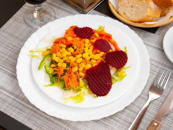 Eet Lichte Groentesalade Van Maïs Snijbiet Paprika Geraspte Wortelen Uien — Stockfoto