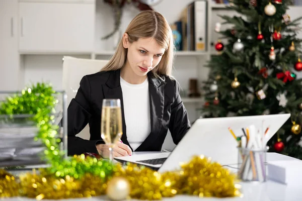 オフィスで新年のチンセルとクリスマスツリーを持つ成功したビジネス女性の肖像画 — ストック写真
