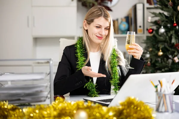 Bizneswoman Szklanką Szampana Gratuluje Wesołych Świąt Internecie Biurze — Zdjęcie stockowe
