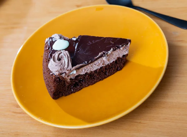 Çikolata Soslu Lezzetli Çikolatalı Pasta — Stok fotoğraf