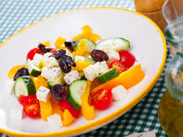 Salada Deliciosa Com Tomate Pepino Queijo Feta Páprica Foto Alta — Fotografia de Stock