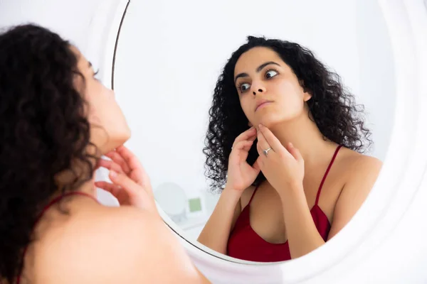 매력적 여자가 아침에 거울에 얼굴을 확인하는 — 스톡 사진