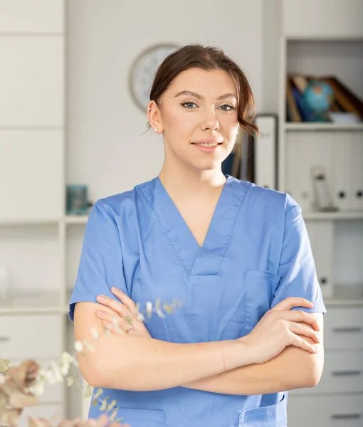 Retrato Médica Que Está Trabalhando Posando Seu Local Trabalho Clínica — Fotografia de Stock