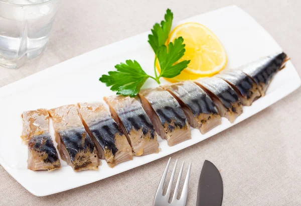 Lekker Gezond Gerookte Makreel Met Peterselie Citroen Eettafel Hoge Kwaliteit — Stockfoto