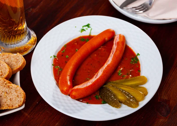 在上桌的时候 用土豆泥酱汁吃维也纳香肠 — 图库照片