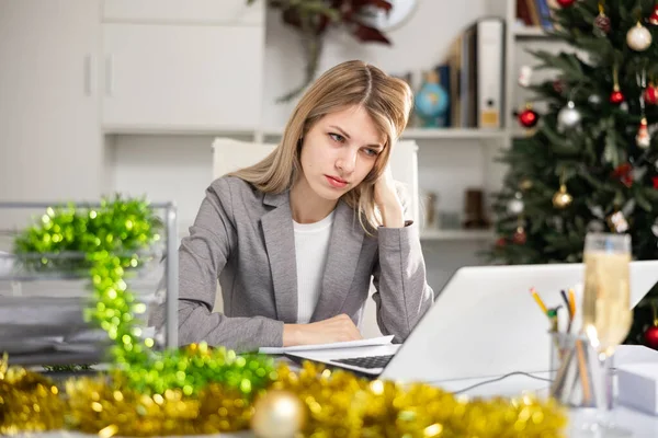 Rozrušit Žena Manažer Pracuje Počítači Během Vánočních Svátků — Stock fotografie