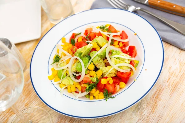 Délicieuse Salade Légumes Légers Base Tomates Maïs Conserve Avocat Oignon — Photo