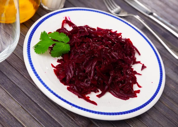 Portion Salat Aus Gekochter Und Geriebener Roter Bete Serviert Auf — Stockfoto