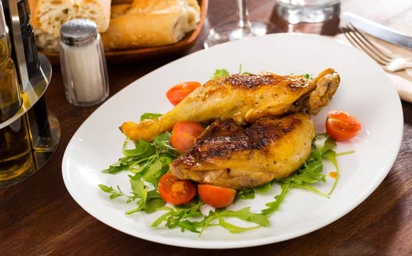 アルグラとトマトと鶏の太ももをロースト ヘルシーなディナー — ストック写真