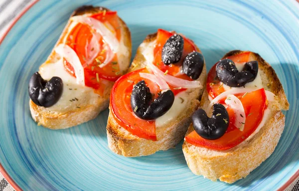 Breakfast Toasts Melted Cheese Tomatoes Onion Olives — Stock Photo, Image