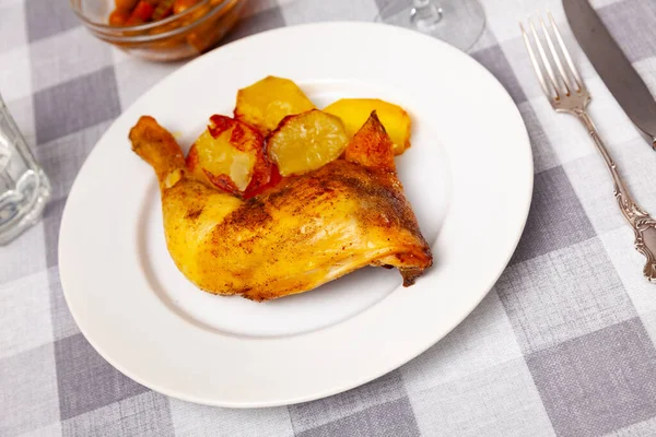 Appetizing Roasted Chicken Quarter Served Crispy Baked Potatoes Tasty Homemade — Stock Photo, Image