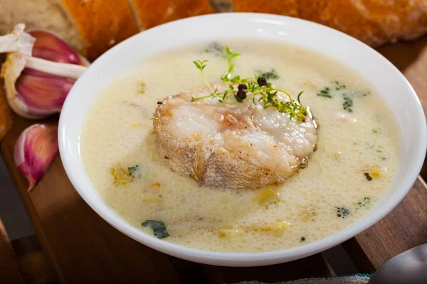 Вкусное Блюдо Польлока Подаваемое Тарелке Супа Традиционное Блюдо Северной Европы — стоковое фото