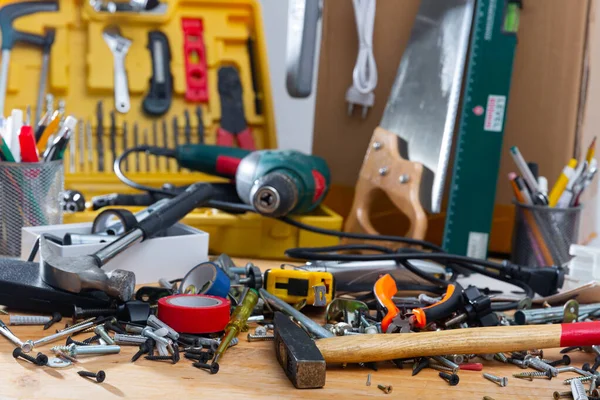 Verschiedene Verbindungselemente Zubehör Und Handwerkzeuge Durcheinander Auf Einem Holztisch Heimwerker — Stockfoto