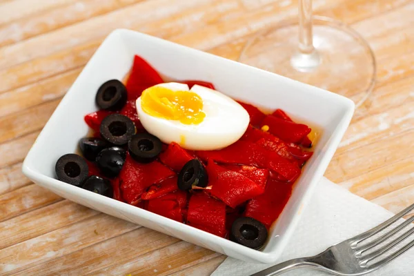 Lezzetli Kavrulmuş Kırmızı Biber Salatası Zeytin Haşlanmış Yumurta Tipik Spanya — Stok fotoğraf