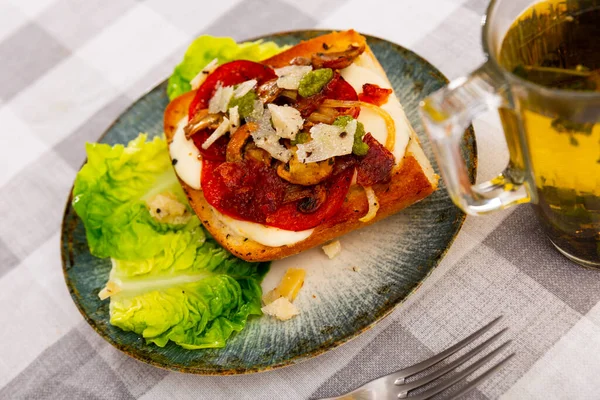 Heiße Leckere Toasts Mit Chorizo Tomaten Und Käse Nahaufnahme — Stockfoto