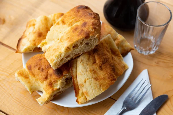 テーブルの上に新鮮なパンのラバッシュ グルジアパン — ストック写真