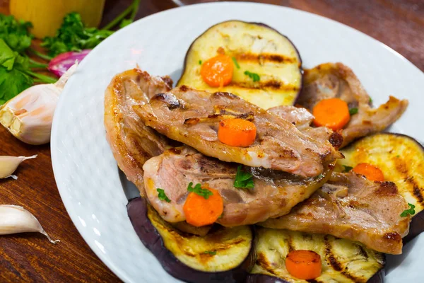 Barbecued Lamb Chops Served Grilled Aubergine Carrot — Stock Photo, Image