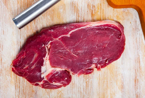 多汁的骨质牛排把牛肉切碎 放在木桌上烹调 — 图库照片