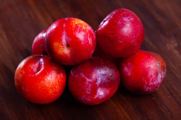 Gros Plan Prunes Rouges Mûres Sur Fond Bois Concept Fruits — Photo