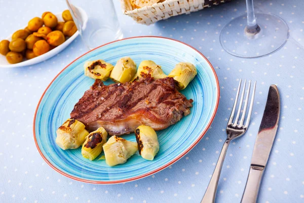 Appetizing Fried Artichokes Veal Steak Blue Plate — Stock Photo, Image