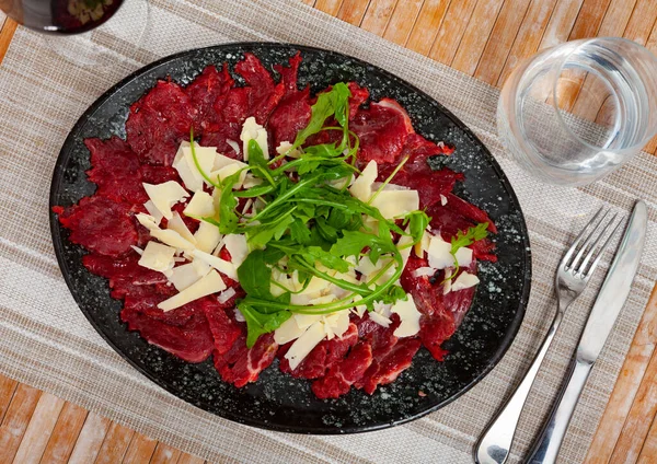 Beef Carpaccio Slices Cheese Served Arugula Table Restaurant — Stockfoto