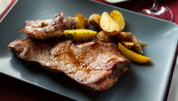 Foto Van Heerlijk Gebakken Iberisch Varkensvlees Met Gebakken Aardappelen Bord — Stockfoto