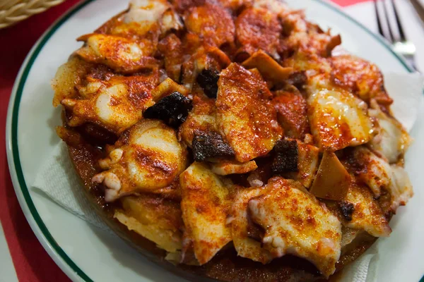 Appetizing Tentacle Octopus Boiled Potatoes Seasoned Smoked Paprika — Stock Photo, Image