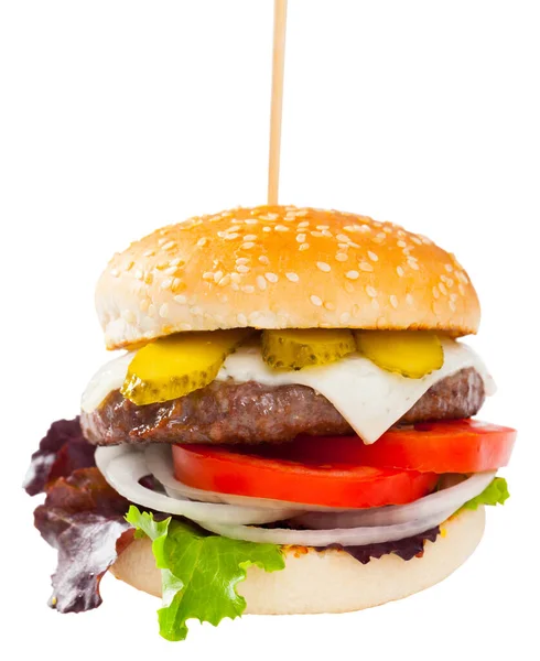 Izgara Biftekli Cheeseburger Taze Sebze Salatalık Turşusu Beyaz Arkaplan Üzerinde — Stok fotoğraf