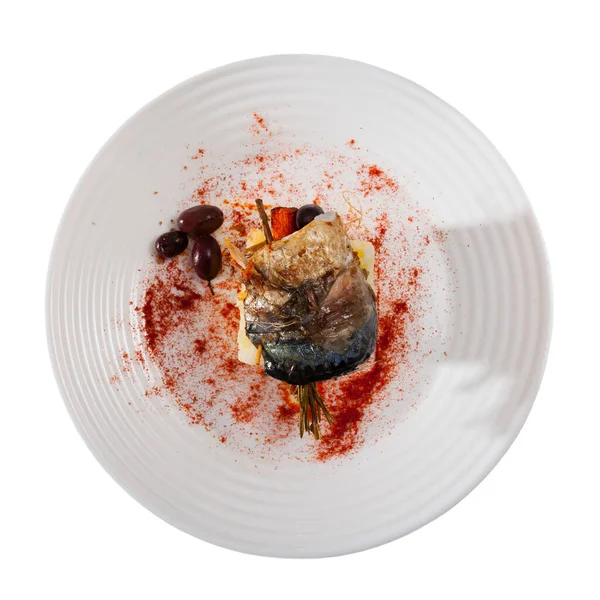 올리브와 감자와 고등어가 그릇의 맛있는 배경때문에 고립됨 — 스톡 사진