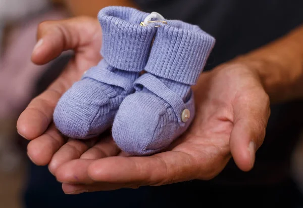 Закройте Вид Синие Детские Вязаные Туфли Руках Человека — стоковое фото