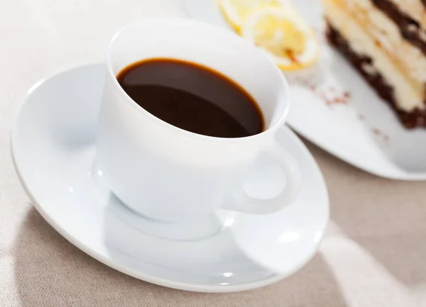 Чашка Черного Кофе Шоколадным Десертом — стоковое фото