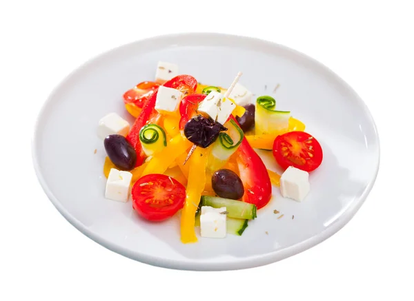 チーズとオリーブオイルとギリシャの野菜サラダ 白地に隔離された — ストック写真